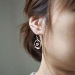 美麗的耳環（橄欖石和紅寶石）一隻耳朵 第3張的照片