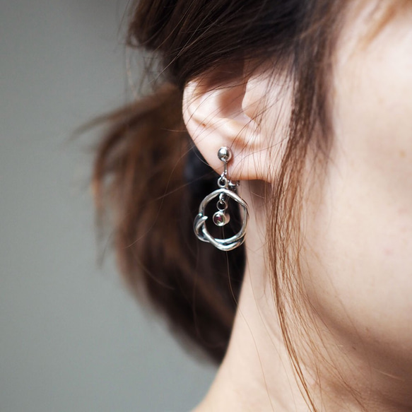 美麗的耳環（橄欖石和紅寶石）一隻耳朵 第2張的照片