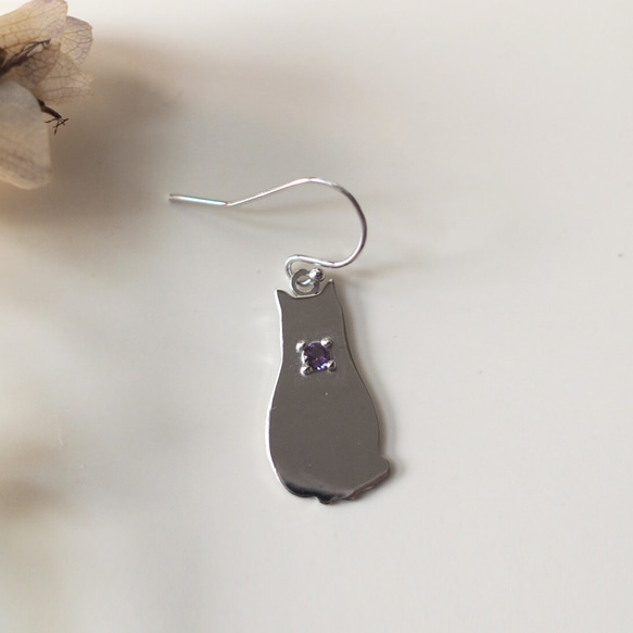 一耳貓剪影耳環（埃及坐）藍色月光石、藍色托帕石、紫水晶、橄欖石 第4張的照片