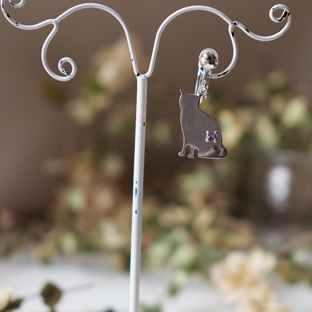 片耳 猫シルエットピアス/イヤリング(横座り猫) ブルームーンストーン,ブルートパーズ,アメシスト,ペリドット