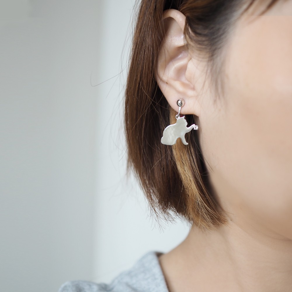 片耳 猫シルエットピアス/イヤリング(遊び猫) ブルームーンストーン,ブルートパーズ,アメシスト,ペリドット