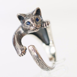 纏繞在手指上的貓戒指 Pixie（藍寶石眼睛） 第2張的照片