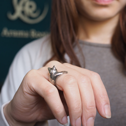 指に巻きつく猫リング ピクシー（サファイアの瞳） 指輪・リング