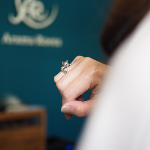 指に巻きつく猫リング ピクシー（サファイアの瞳） 指輪・リング