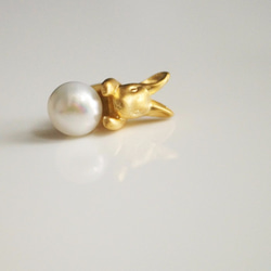 珍珠和兔子的耳環／霧面金 單耳 第3張的照片