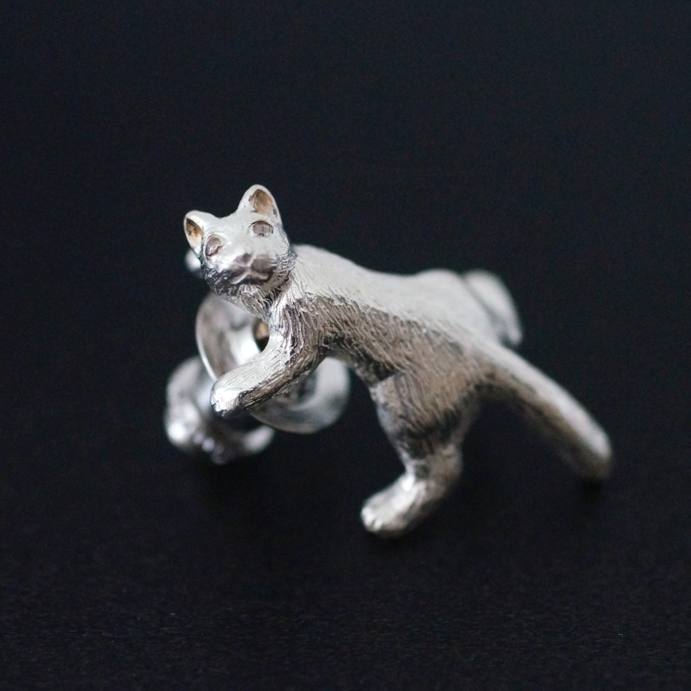 振り向き猫ピンブローチ 白猫