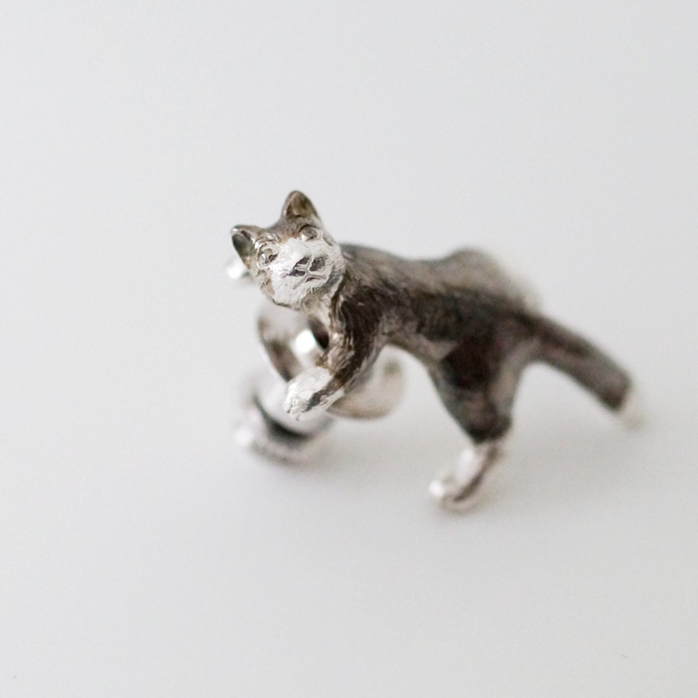 振り向き猫ピンブローチ ハチワレ 11,798円