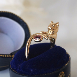 拿著寶石的金貓咪戒指(粉紅海藍寶石0.135ct) 第2張的照片