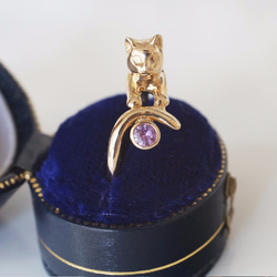 拿著寶石的金貓咪戒指(粉紅藍寶石0.140ct) 第3張的照片
