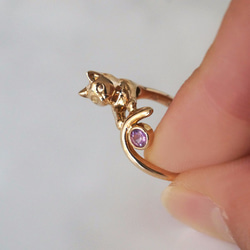 拿著寶石的金貓咪戒指(粉紅藍寶石0.140ct) 第4張的照片