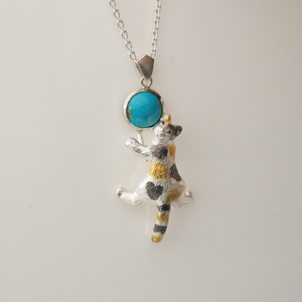 振り向き三毛猫ペンダント ターコイズ