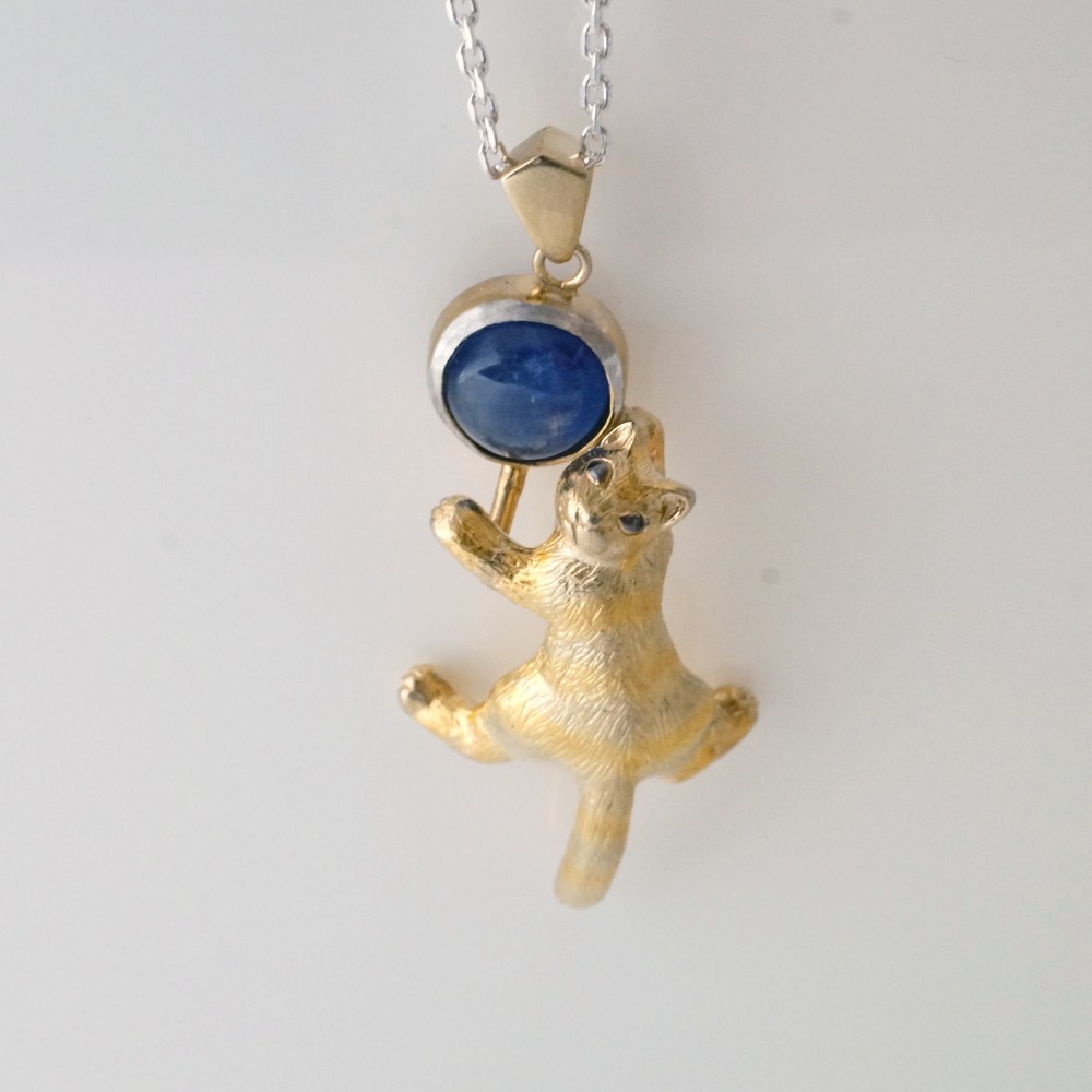 振り向き茶トラ猫ペンダント カイヤナイト