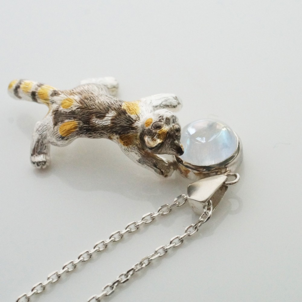 振り向き三毛猫ペンダント レインボームーンストーン