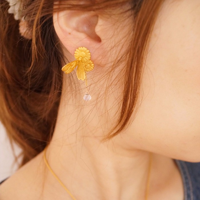 デイジーとモンシロチョウのムーンストーンピアス(片耳)ゴールド