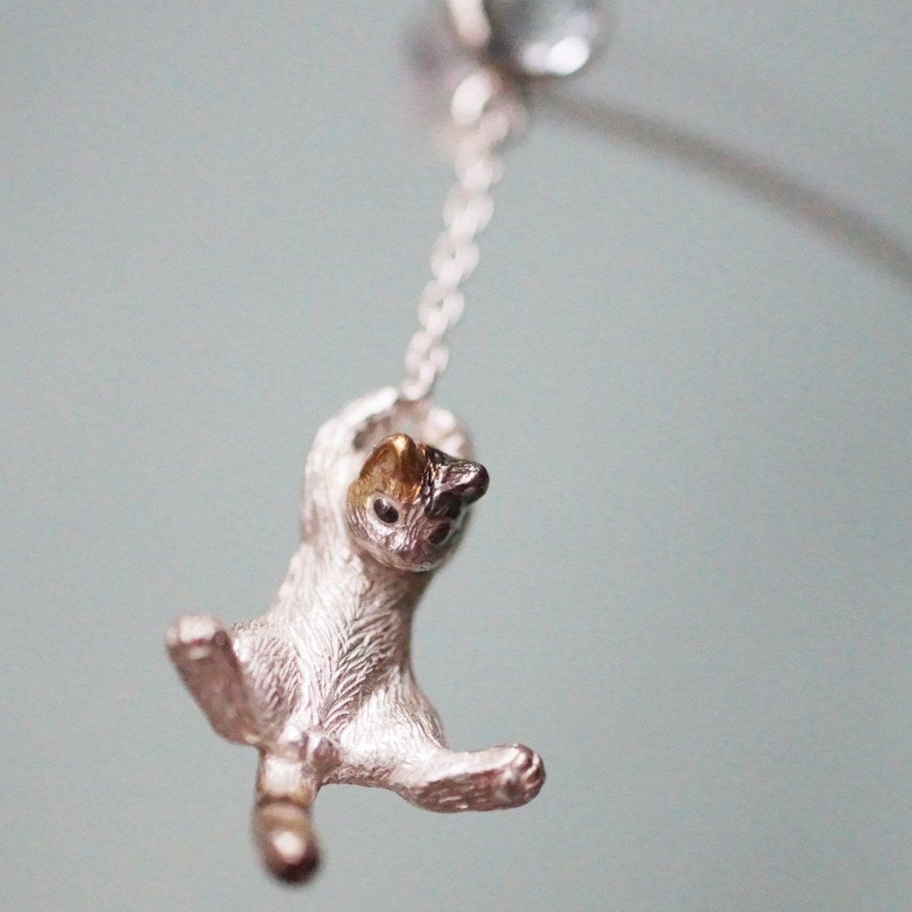 風船と飛んでいく三毛猫ピアス 片耳