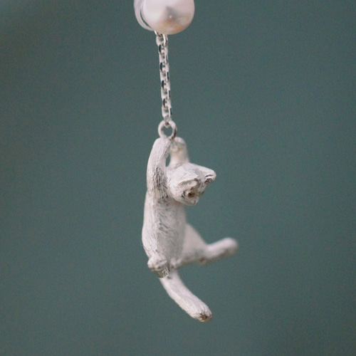 風船と飛んでいく猫ピアス パール 片耳 ピアス（フック