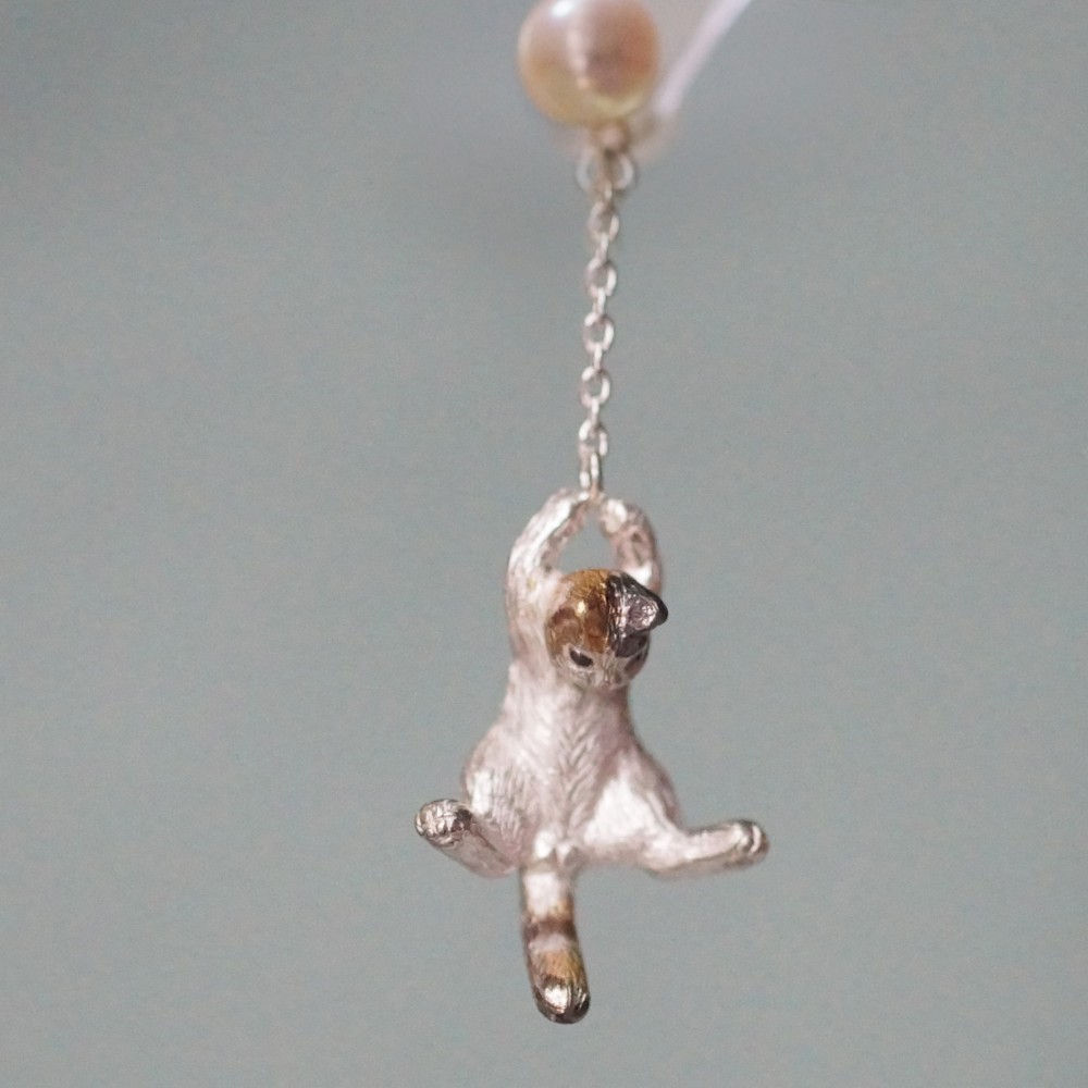 風船と飛んでいく三毛猫ピアス パール 片耳