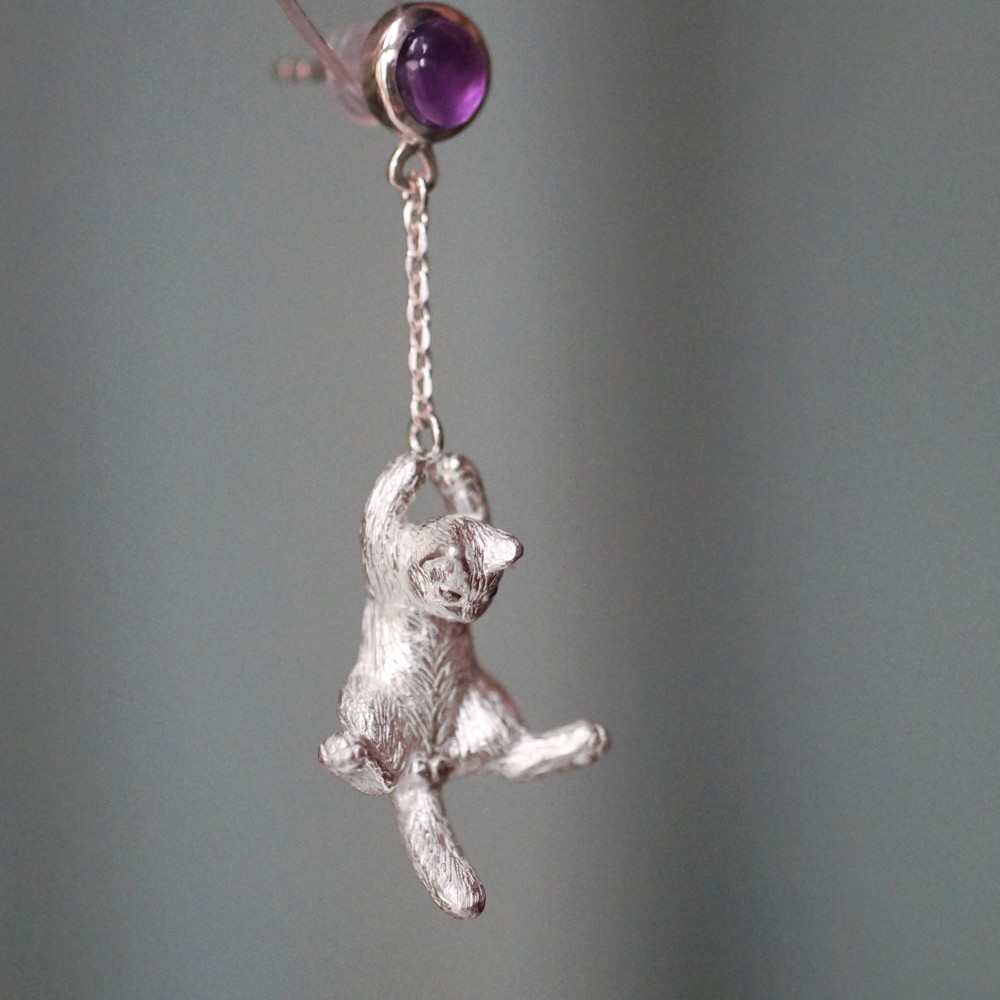 風船と飛んでいく猫ピアス 片耳