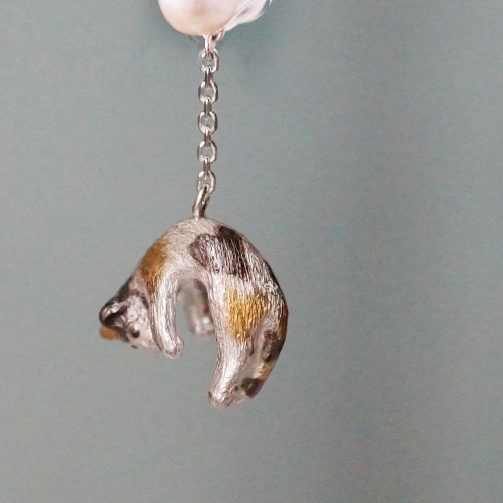 風船と旅する脱力三毛猫ピアス(パール) 片耳