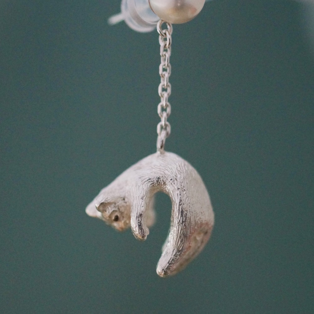 風船と旅する脱力猫ピアス(パール) 片耳