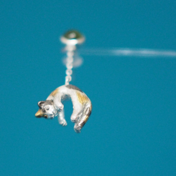 弱印花布貓耳環，一隻耳朵帶著氣球旅行 第4張的照片