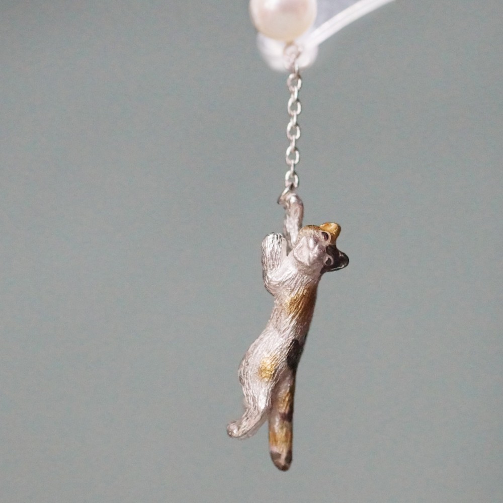 風船をつかまえた三毛猫ピアス(パール) 片耳