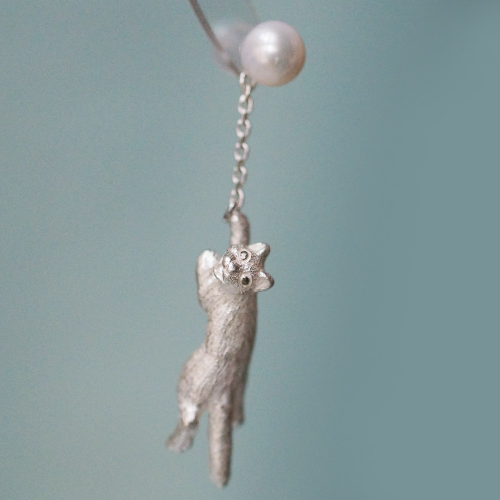 風船をつかまえた猫ピアス パール 片耳