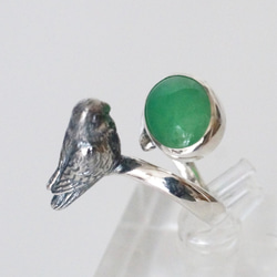 鈕扣長尾小鸚鵡和綠寶石戒指 第3張的照片