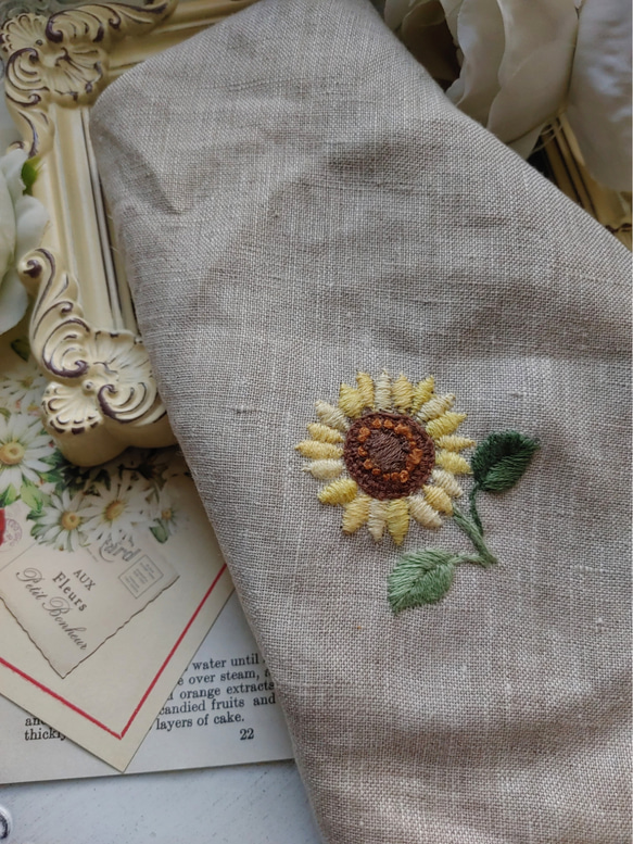 手刺繍入り リネンクロス/リネンハンカチ【うさこといちご摘み】 手