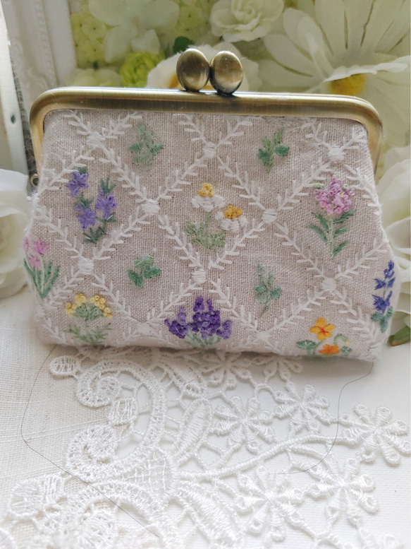手刺繍がま口「小さな庭の花図鑑~ハーブの花」 ポーチ 糸里