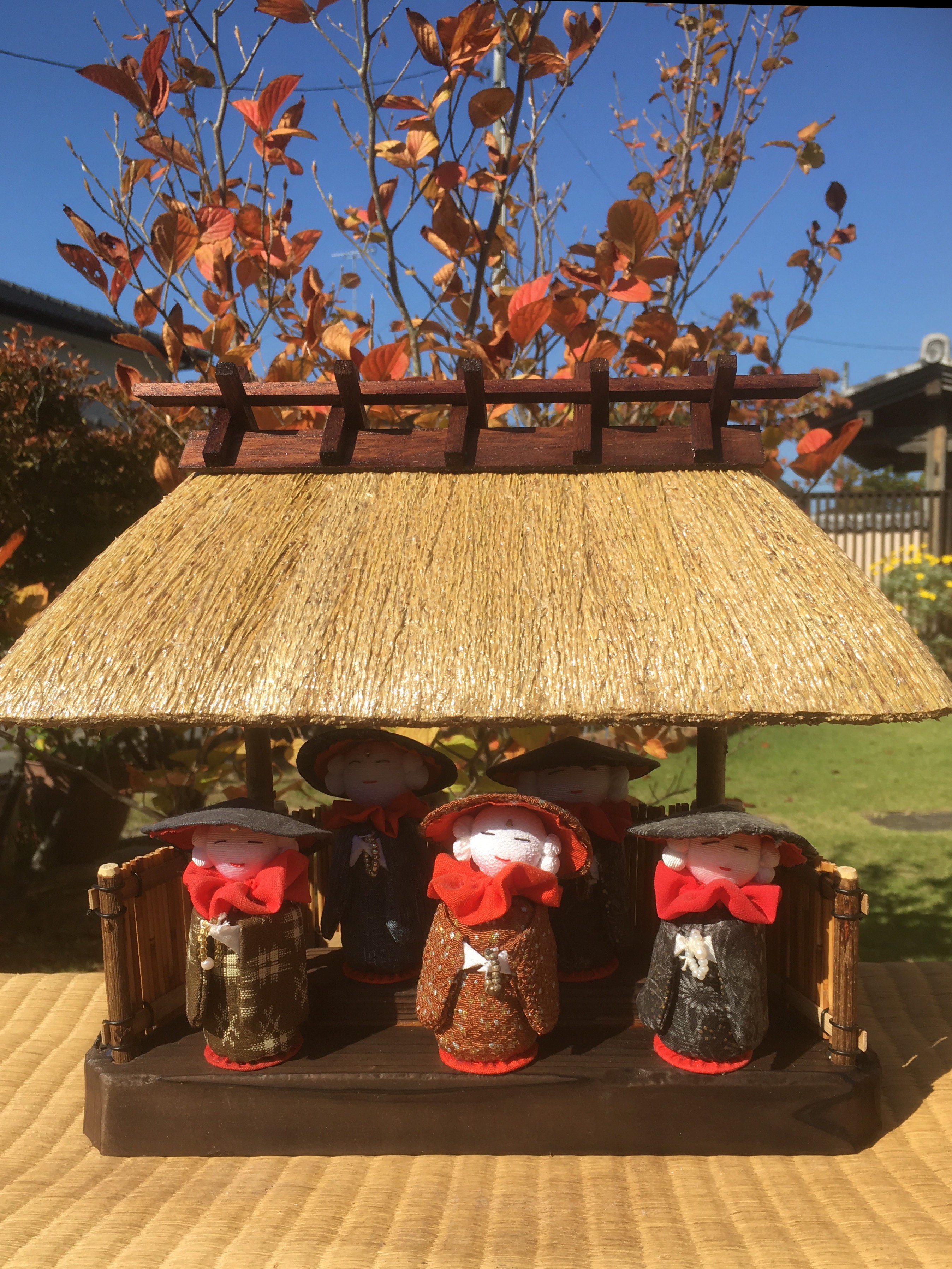 あずま屋（飾り屋根・中）と癒しとやすらぎのお地蔵様（5体）縁起物　お正月飾り
