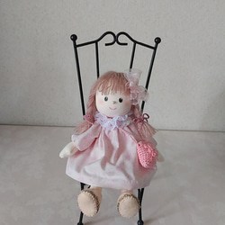 桜色ワンピを着た女の子ドール 1枚目の画像