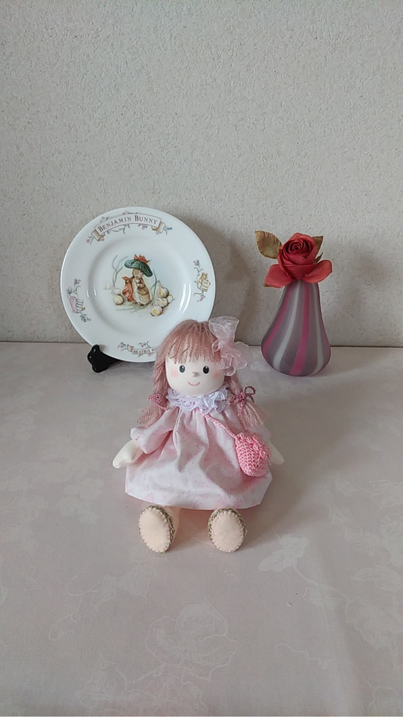 桜色ワンピを着た女の子ドール 4枚目の画像