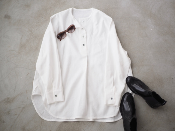 “秋天的幸運袋限量3分”白色襯衫，無領，卡其色亞麻裙 第2張的照片