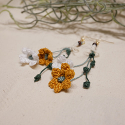 ❁⃘手編み･レース糸❁⃘揺れるお花のピアス 1枚目の画像