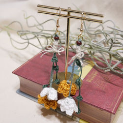 ❁⃘手編み･レース糸❁⃘揺れるお花のピアス 2枚目の画像
