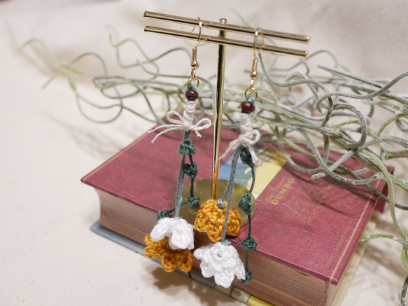 ❁⃘手編み･レース糸❁⃘揺れるお花のピアス 2枚目の画像