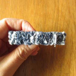 裂き織のバレッタ　mini　紺ｘ白 1枚目の画像
