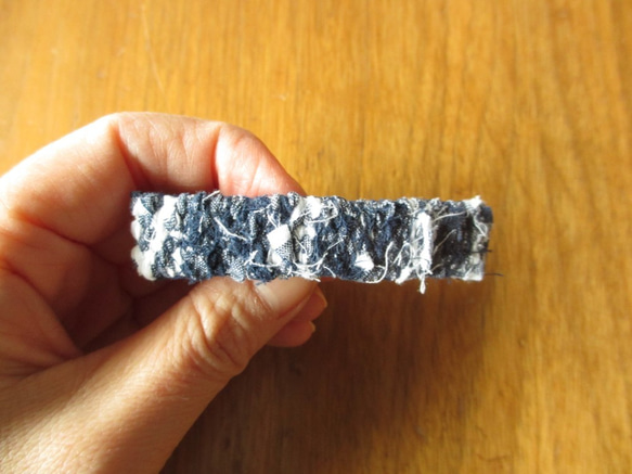 裂き織のバレッタ　mini　紺ｘ白 1枚目の画像