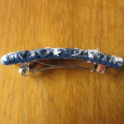 裂き織のバレッタ　mini　紺ｘ白 4枚目の画像