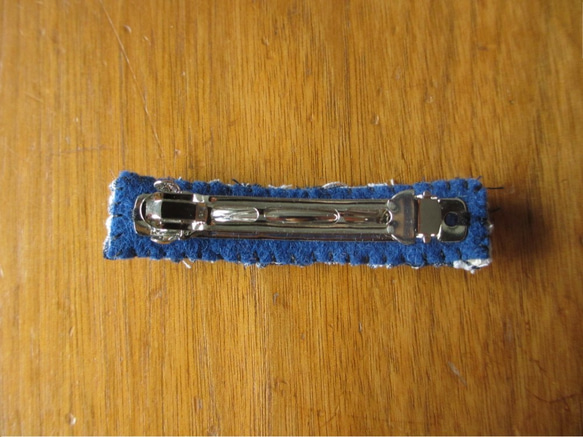 裂き織のバレッタ　mini　紺ｘ白 5枚目の画像