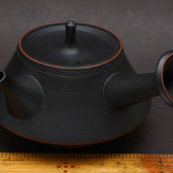 日本 常滑燒『玲光窯 鯉江廣』 燻し 上品 朱線入黒泥 小振急須 茶注 玉露 煎茶道具 栞 共箱付 第2張的照片