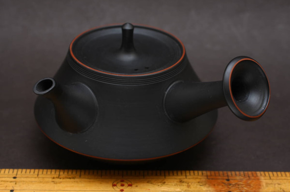 日本 常滑燒『玲光窯 鯉江廣』 燻し 上品 朱線入黒泥 小振急須 茶注 玉露 煎茶道具 栞 共箱付 第2張的照片