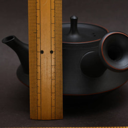 日本 常滑燒『玲光窯 鯉江廣』 燻し 上品 朱線入黒泥 小振急須 茶注 玉露 煎茶道具 栞 共箱付 第8張的照片