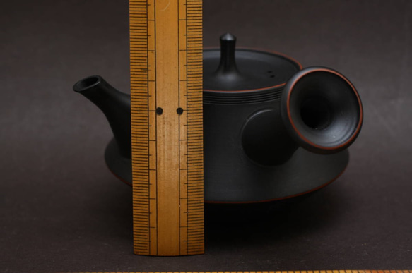 日本 常滑燒『玲光窯 鯉江廣』 燻し 上品 朱線入黒泥 小振急須 茶注 玉露 煎茶道具 栞 共箱付 第8張的照片