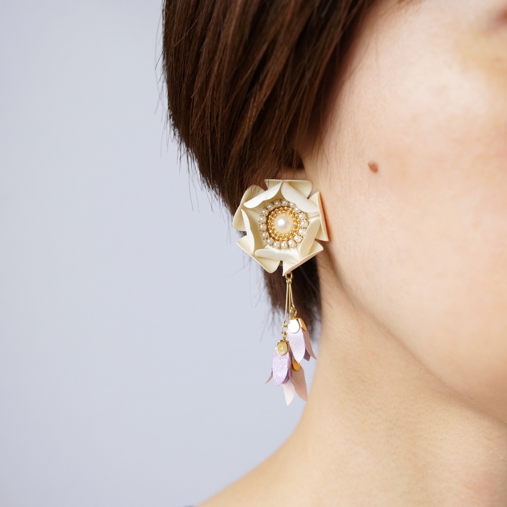 2Way『Flower Shower』紙の軽いピアス [パールホワイト*ミルキーラベンダー] ペーパージュエリー 4,640円