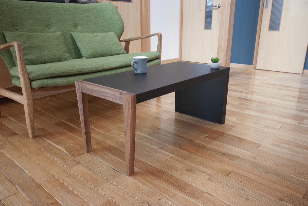 ローテーブル　ウォールナット(無垢）とレザー調メラミンのコラボ