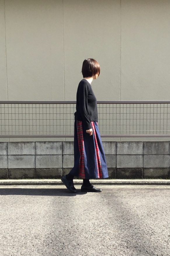 [ブルーデニム×タータンチェックのスカート 2枚目の画像