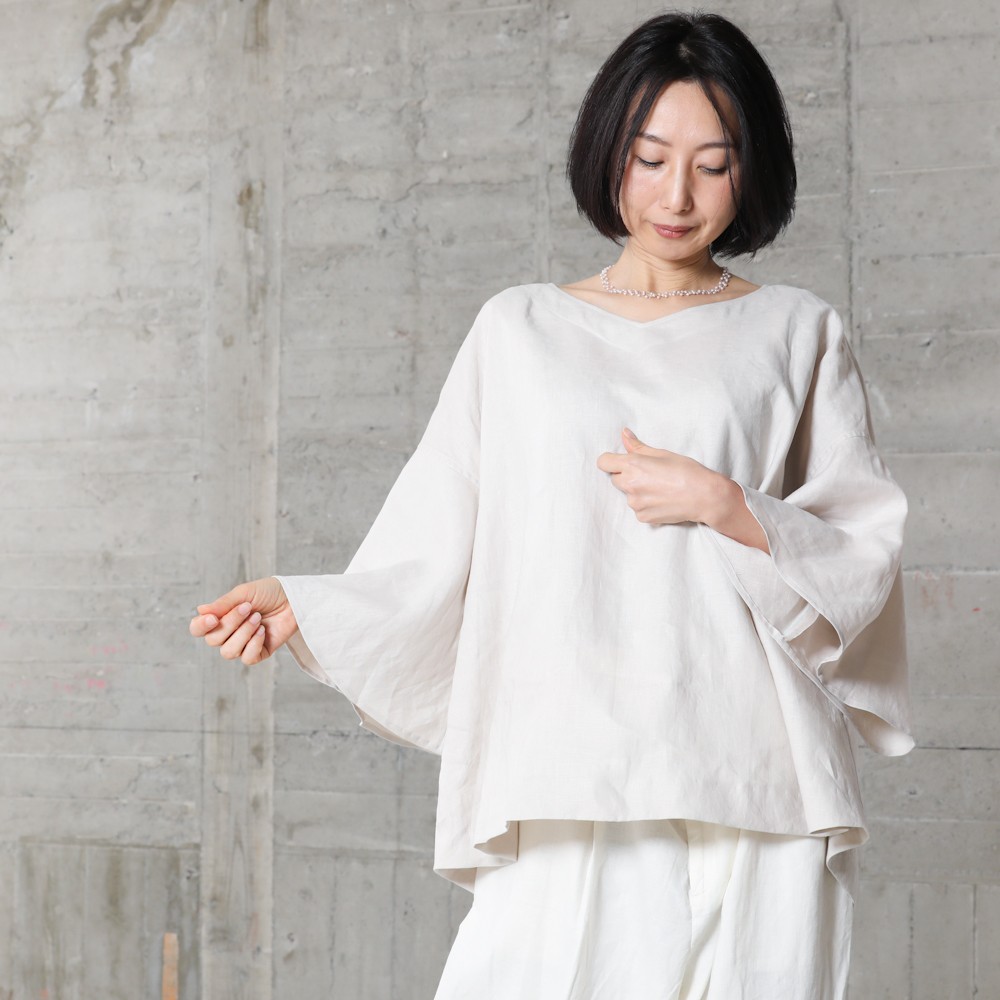 リネンのエレガント・フレアスリーブ・ブラウス　マッシュルーム（ホワイトベージュ）
