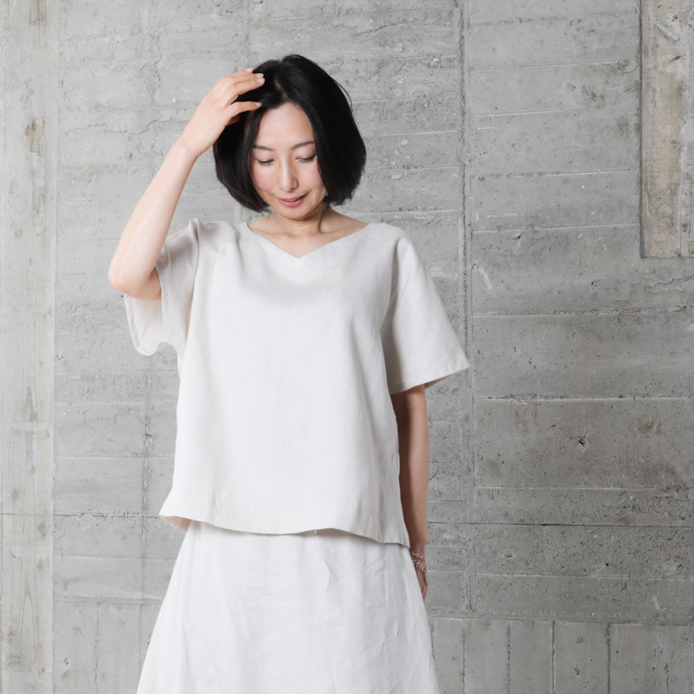 リネンのフレンチスリーブ・ブラウス　マッシュルーム（ホワイトベージュ）